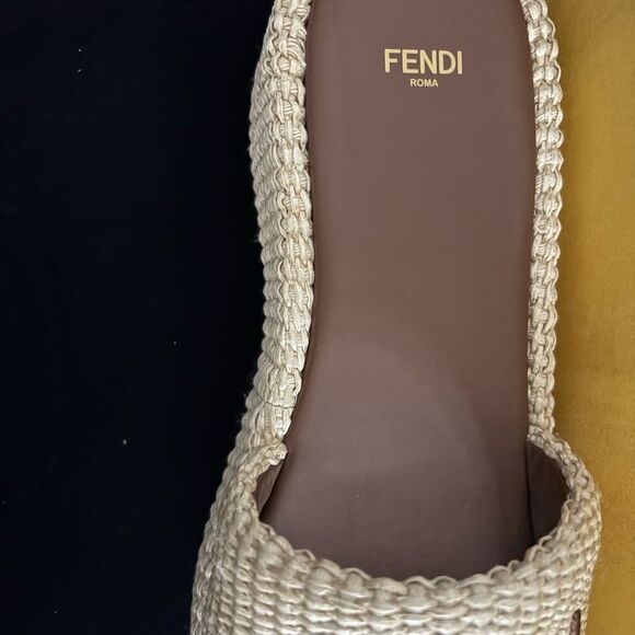 Fendi Sunshine
Beige cotton fiber flatform slides size 10.5 - Picture 3 of 5